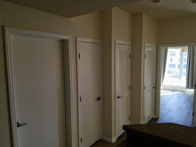 Building Photo - Gaslamp 1 bedroom with View, Wood floors, ...