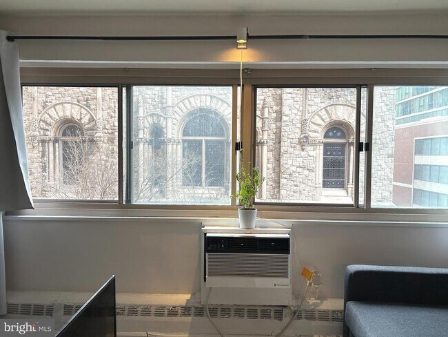 Building Photo - 2101 Chestnut St