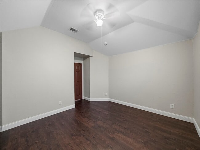 Building Photo - 9943 Red Cedar Dr