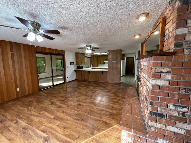 Great Rm-Bonus & Kitchen - 11923 Canyon Rd E