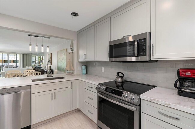 Building Photo - 6500 Sunset Way