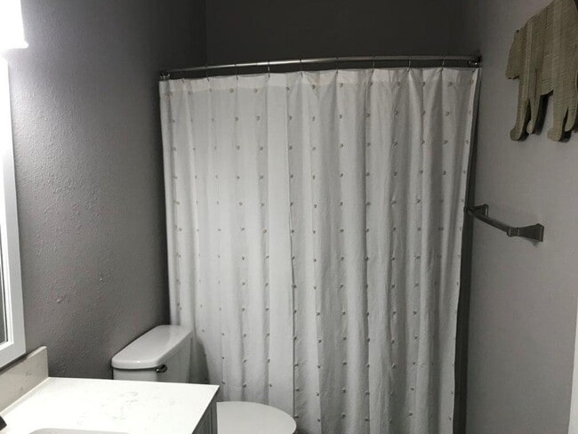 Building Photo - Spacious 2/2 Condo Minutes from Campus. Fu...