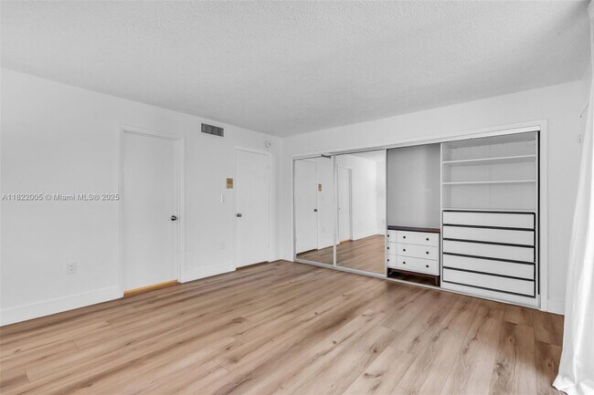 Building Photo - 265 Grapetree Dr