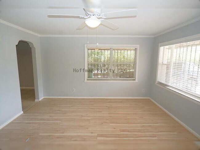 Building Photo - Central Tampa Gem Near UT- Modern Finishes & Prime Location