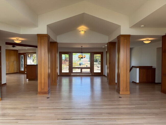 Building Photo - 9600 Hilltop Rd