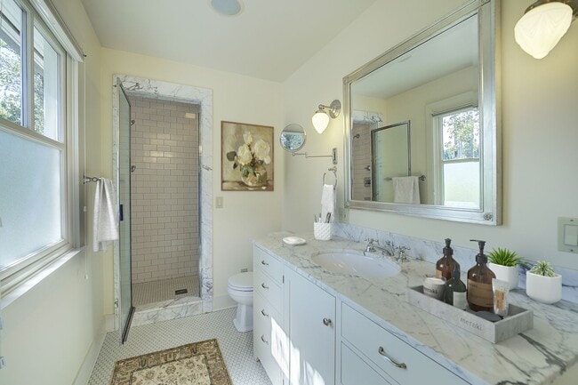 Building Photo - 5Bd/3.5Ba Medina Home