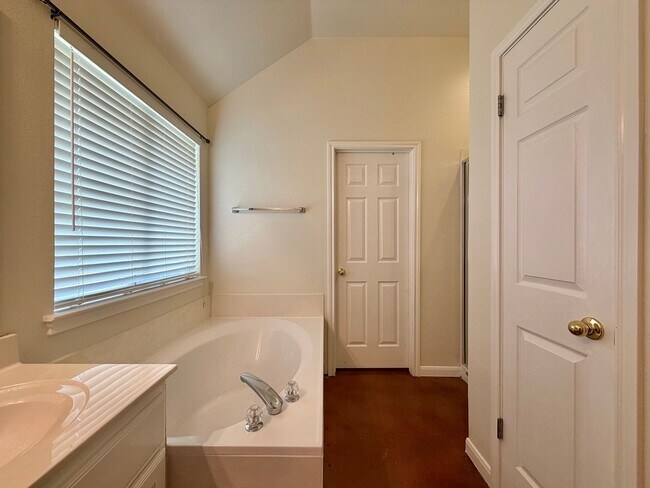 Building Photo - 14900 Doria Dr