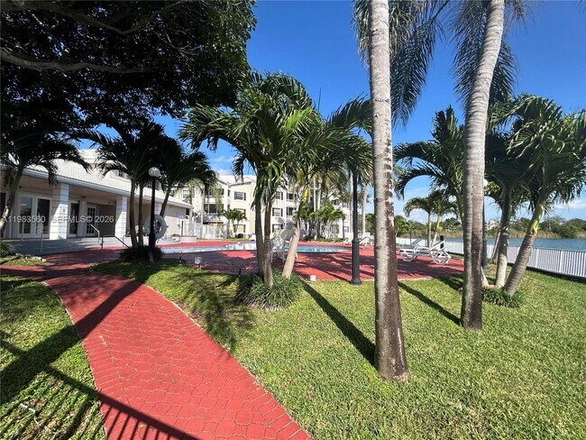 Building Photo - 2811 N Oakland Forest Dr