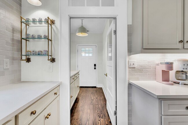 Building Photo - Completely Renovated Charming - 3 bedroom 2 bathroom home - 1108 Bonventure Rd, Savannah GA