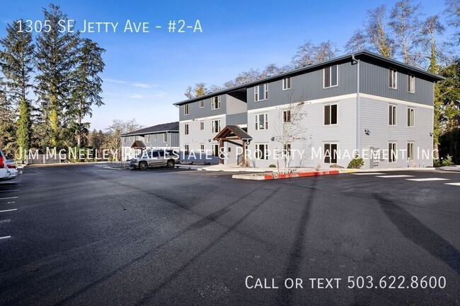 Building Photo - Upper level 2 bed/ 1 bath w/ 1 Assigned Pa...