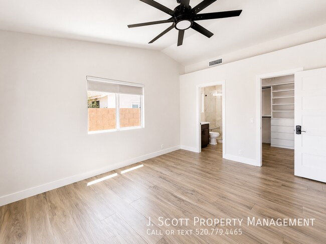 Building Photo - 6531 N 83rd Ln