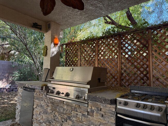 Building Photo - Beautiful Royal Highlands Home with stylish upgrades thoughhout!