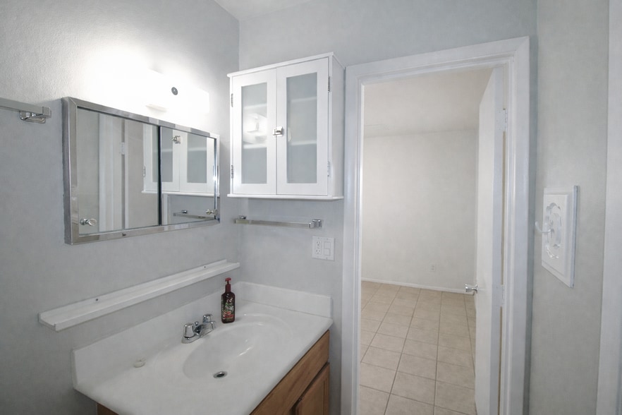 master bath - 3116 S Clementine Dr