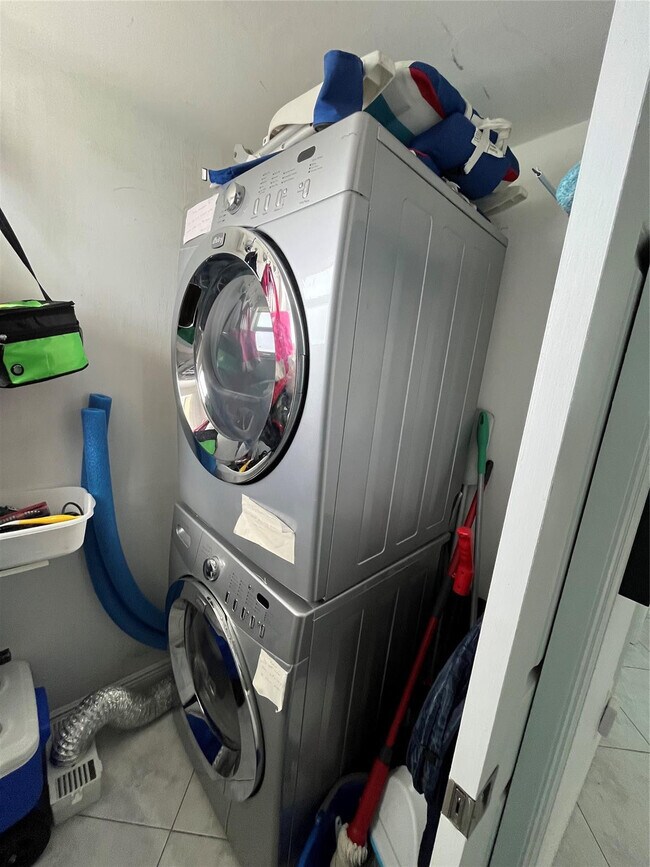 Building Photo - 333 NE 21st Ave