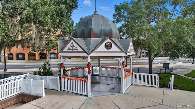 Building Photo - 302 SE Broadway St