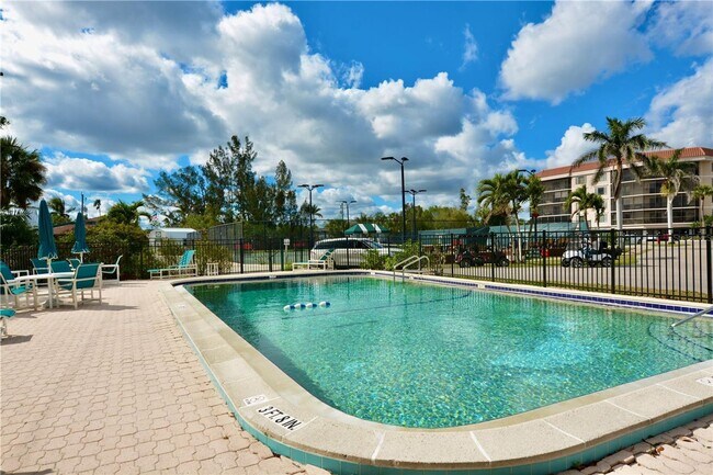 Building Photo - Paradise at Emerald Pointe in Punta Gorda