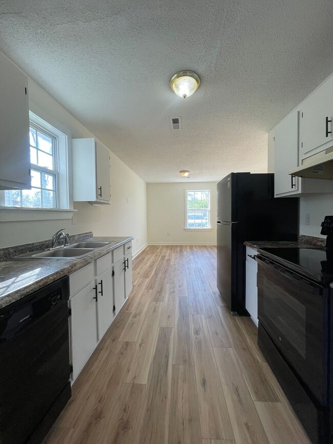 Building Photo - 3 bed 2 bath fully renovated home