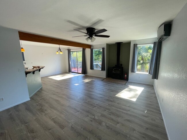 Building Photo - Lovely Pet Friendly, 3 Bedroom Home!