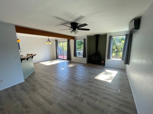 Building Photo - ***PENDING APPLICATION***Lovely Pet Friendly, 3 Bedroom Home!