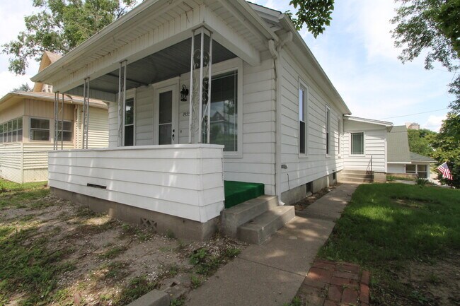 Primary Photo - Beauty is on the inside! Outstanding 2-Bed...