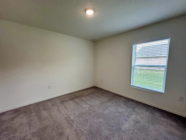 Building Photo - Large Family Home