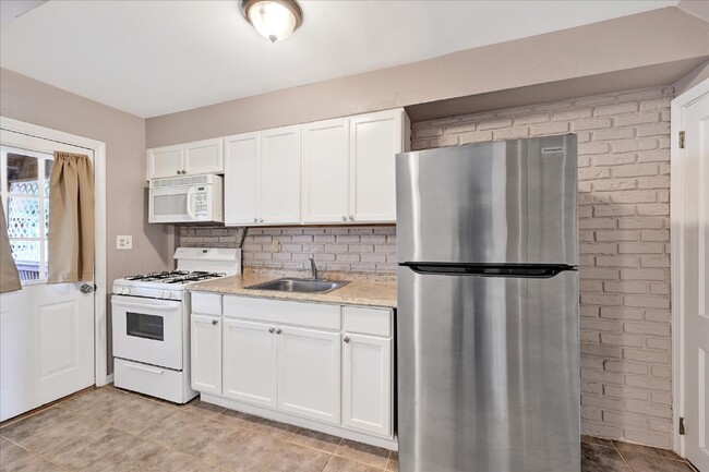 Building Photo - Charming, renovated 2 Bed, 1.5 Bath, rowho...