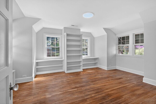 Building Photo - 1436 Acadia St