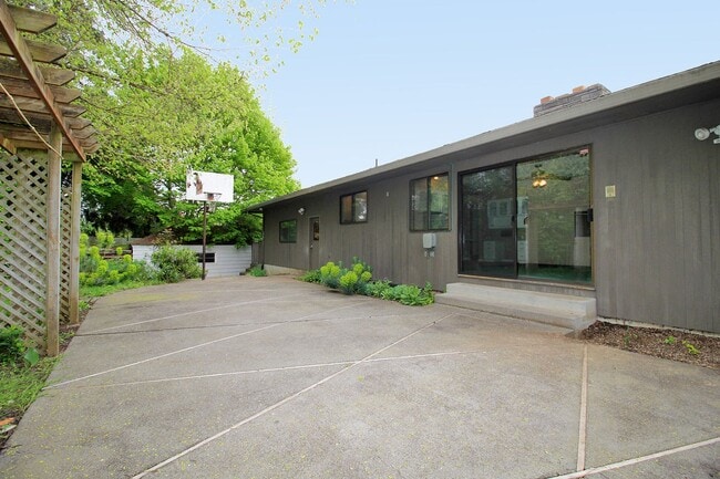 Building Photo - 2727 SE 58th Ave