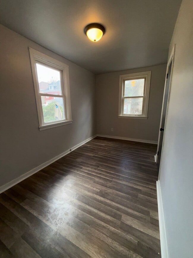 Building Photo - 826 Collins St