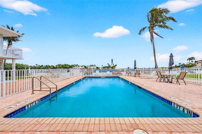 Building Photo - 2508 Bay Dr