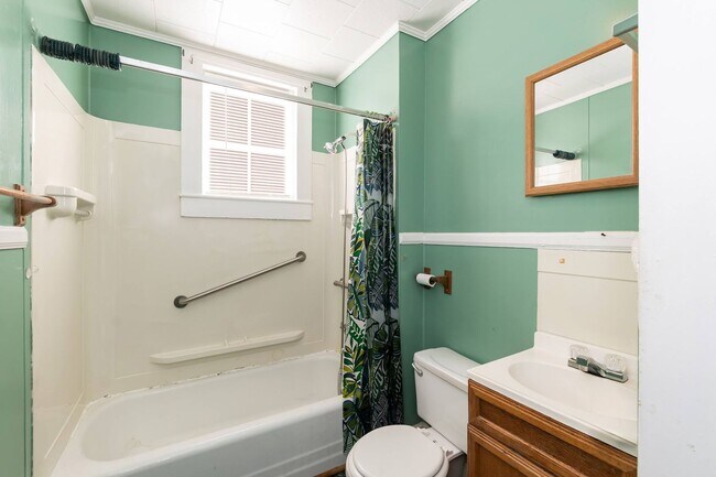 Building Photo - Charming 2-Bedroom Home in Burlington