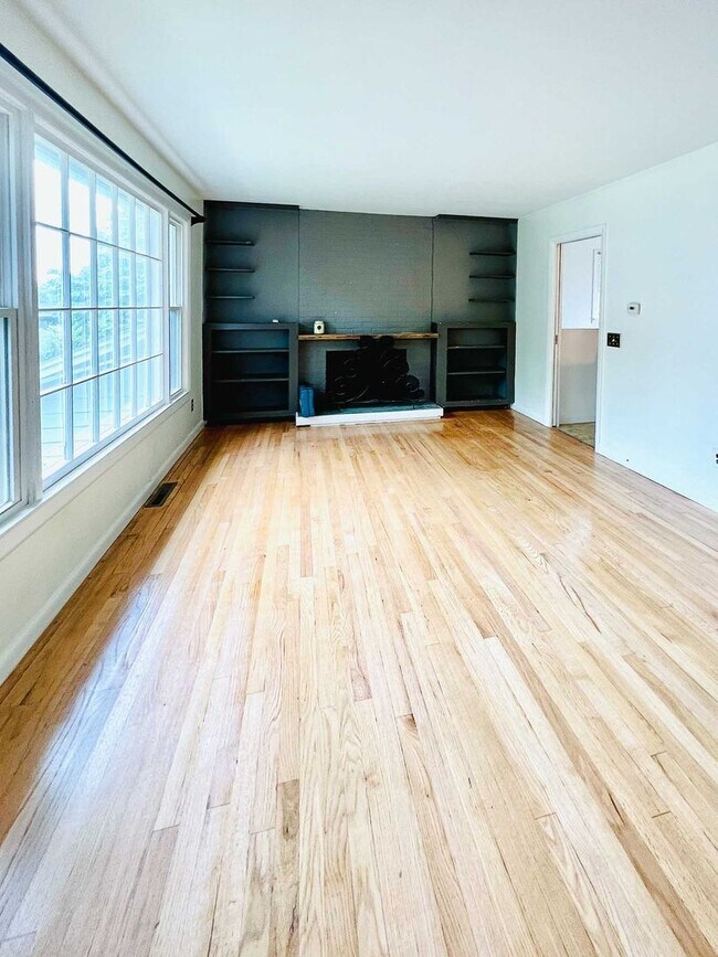 Building Photo - 5 bedroom, 1.75 bathroom house (29 East Terrace)