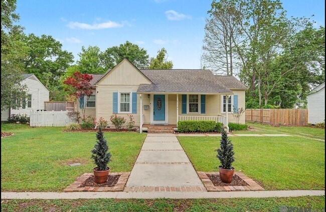 Primary Photo - Vintage 3 Bedroom Home in historic University Gardens near LSU Lakes!