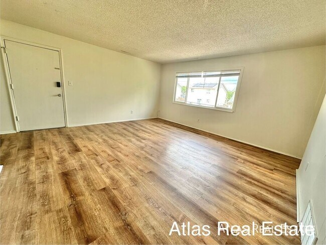 Building Photo - 303 University Dr