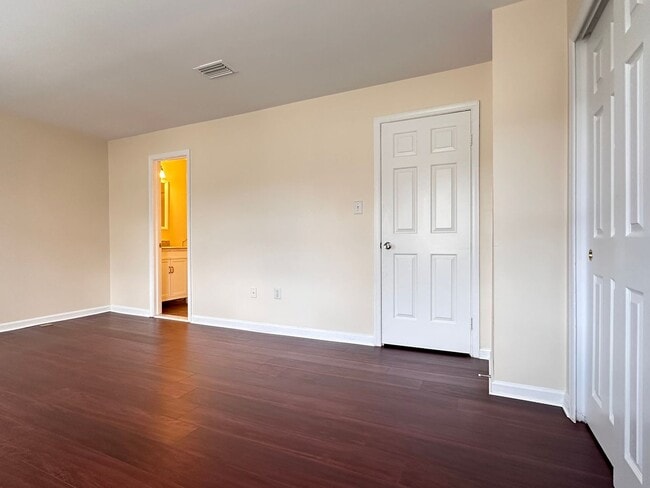 Building Photo - Wonderful townhome with recent upgrades..a...