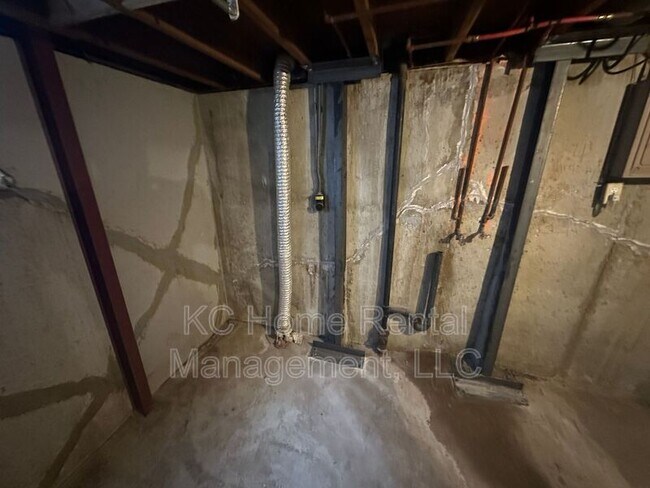 Building Photo - 222 N Oak Dr