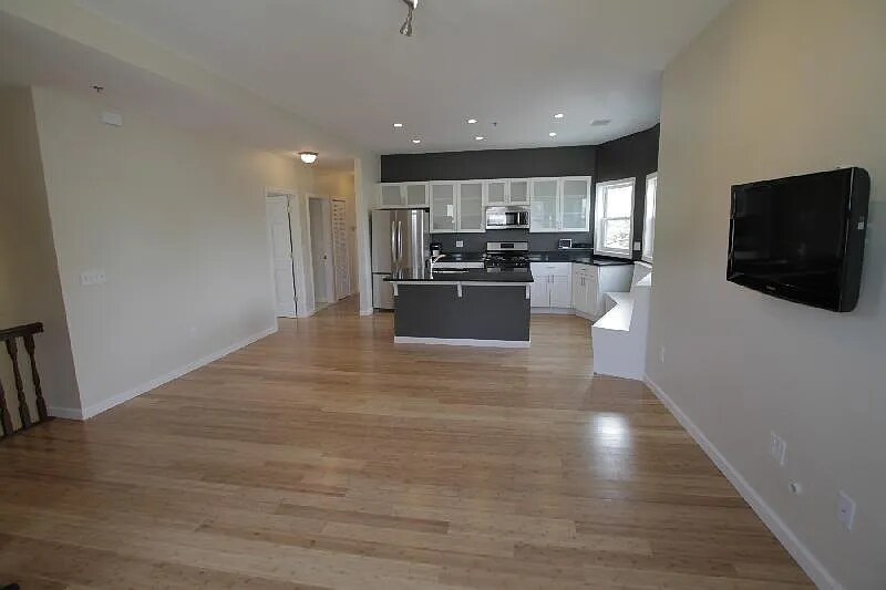 Building Photo - 17 Ashley St