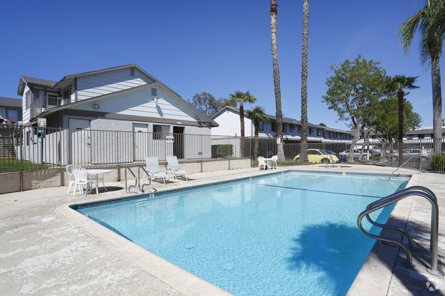 Pool - Grand Oaks Apartments