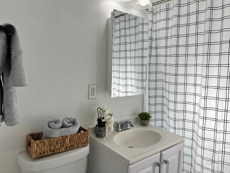 Building Photo - 1330 S Wilton Pl