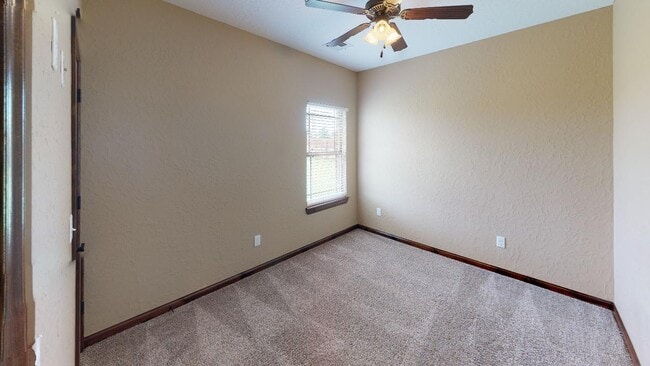 Building Photo - 328 Creekside Dr