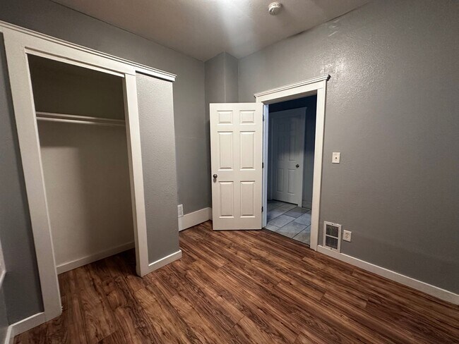 Building Photo - Beautifully Refreshed Three-Bedroom Single-Family Home in Park West