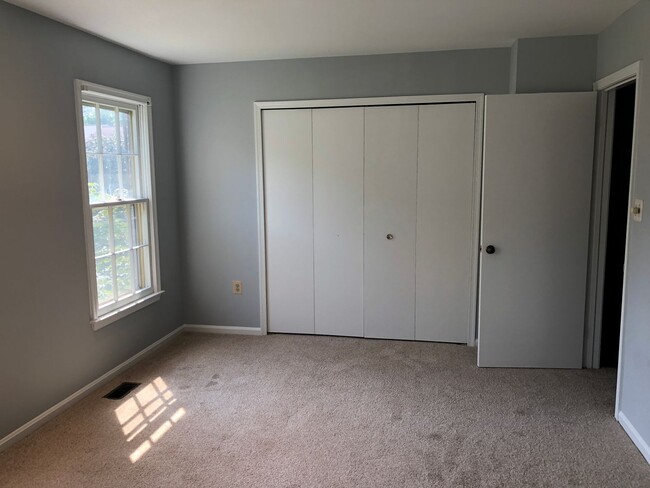 Building Photo - Updated Townhome Close to METRO