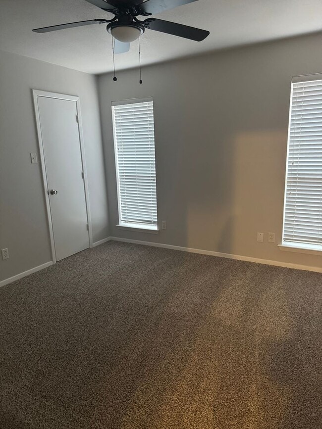 Building Photo - 5921 Pleasant Hill Dr