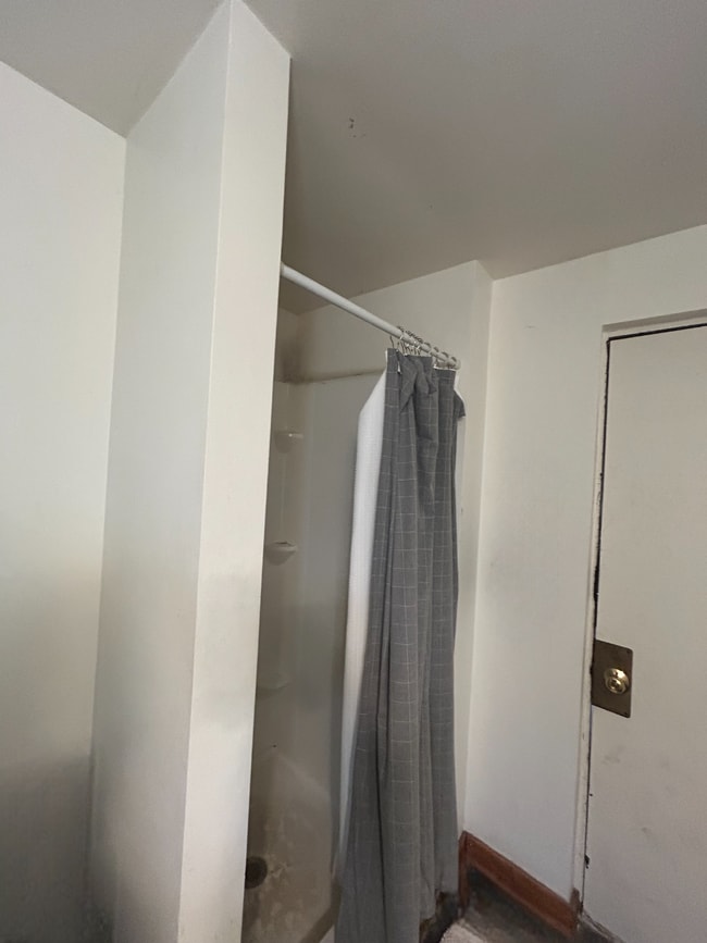 Building Photo - 8 Bed 3 Bath close to UWEC!