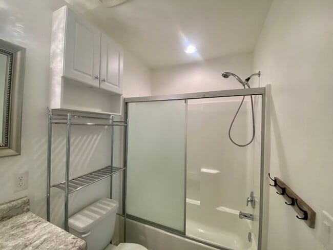 Building Photo - SPACIOUS TOWNHOME IN WASHINGTON