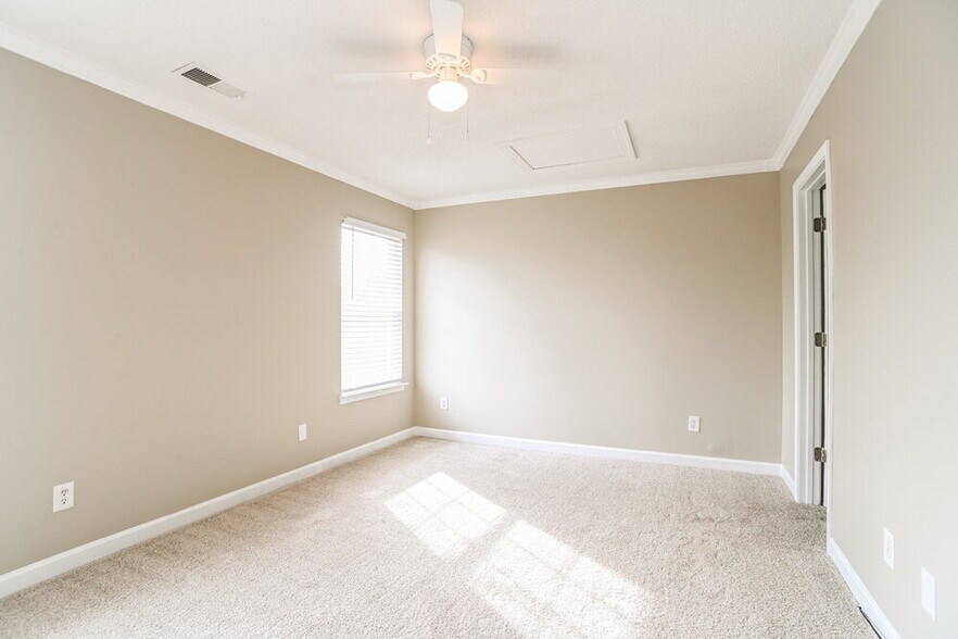 Building Photo - 300 Glencroft Dr