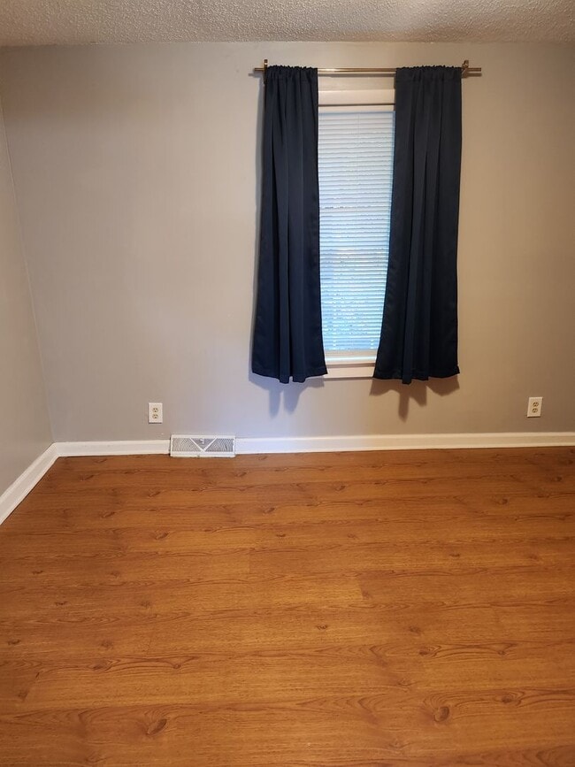 Building Photo - Location, Location, Location!! $1350 a month, available now for year-long lease