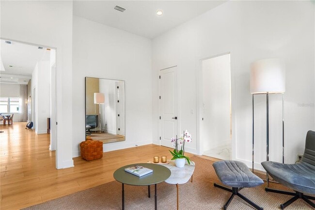 Building Photo - 15023 Pendio Dr