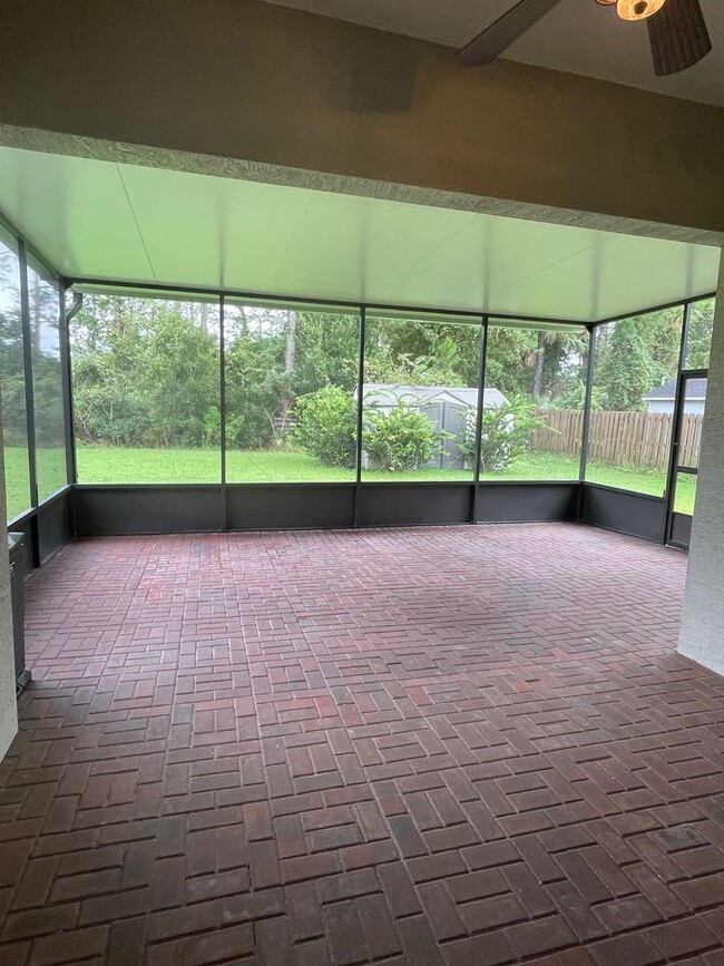 Building Photo - Exquisite 4+Den/3/2 with Huge screened in ...