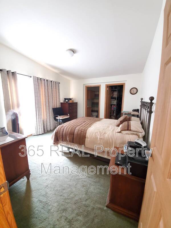 Building Photo - 644 School House Dr